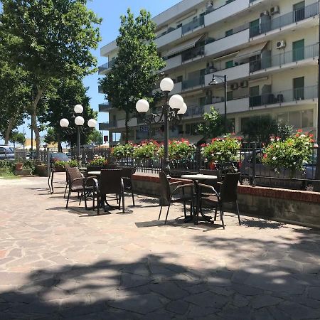 Hotel Darsena Чезенатико Экстерьер фото