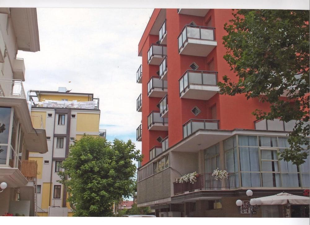 Hotel Darsena Чезенатико Экстерьер фото