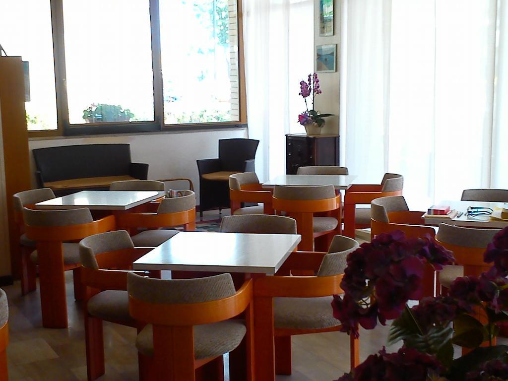 Hotel Darsena Чезенатико Экстерьер фото