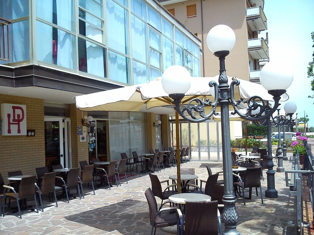 Hotel Darsena Чезенатико Экстерьер фото
