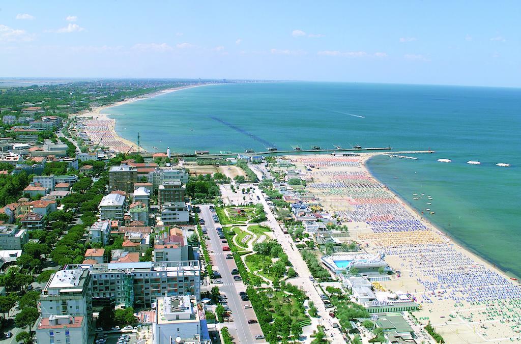 Hotel Darsena Чезенатико Экстерьер фото