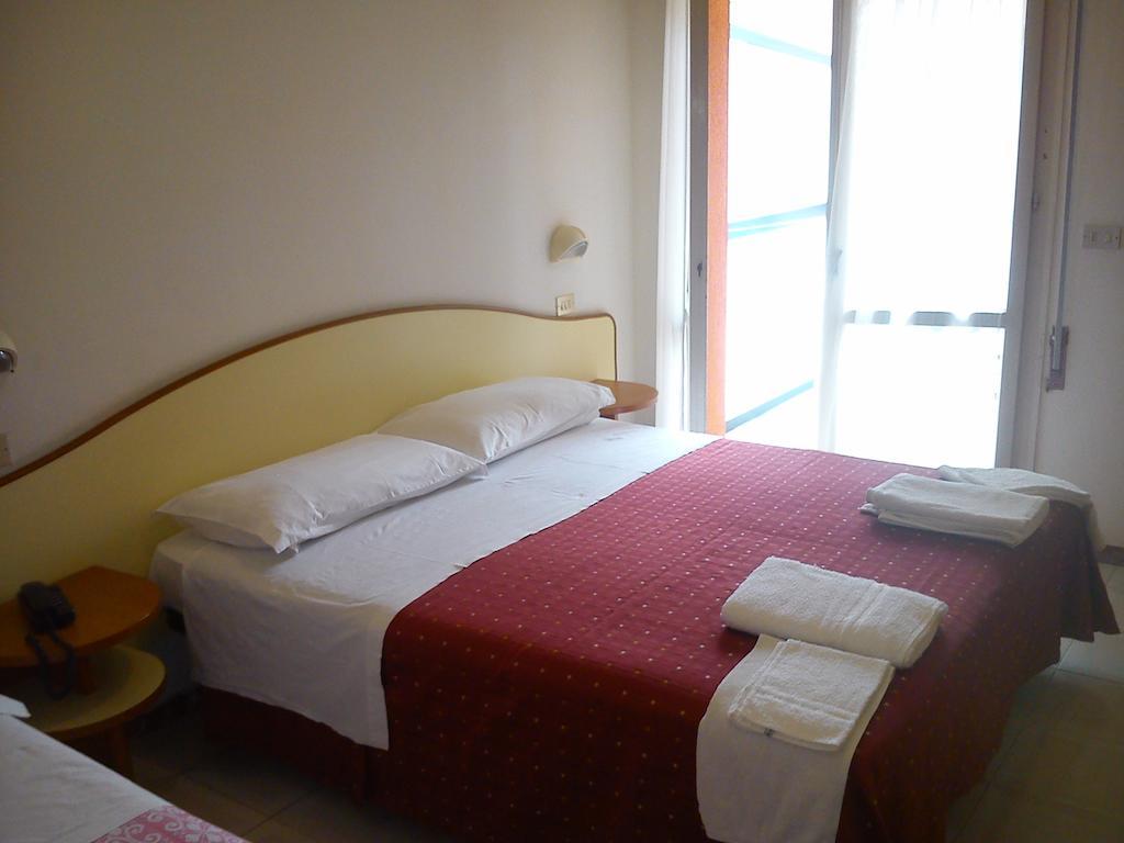 Hotel Darsena Чезенатико Экстерьер фото