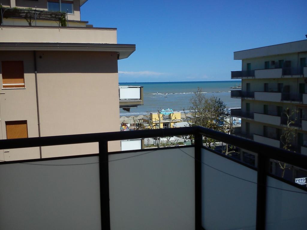 Hotel Darsena Чезенатико Экстерьер фото