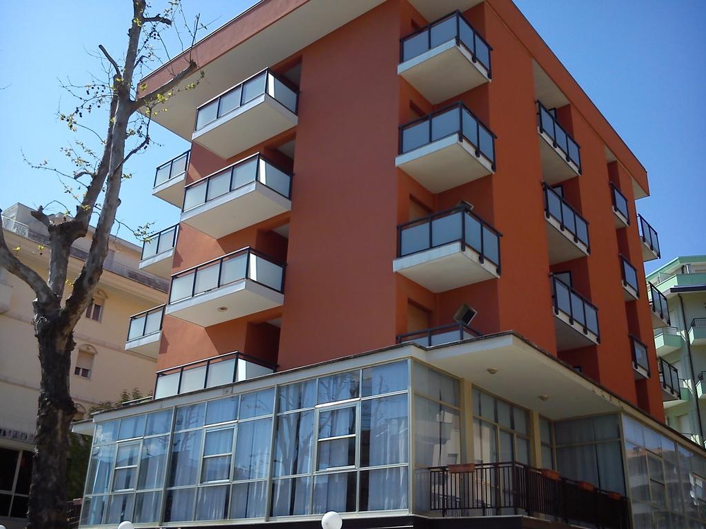 Hotel Darsena Чезенатико Экстерьер фото