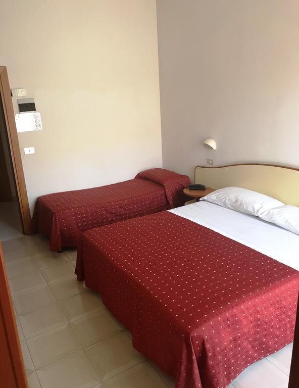 Hotel Darsena Чезенатико Экстерьер фото
