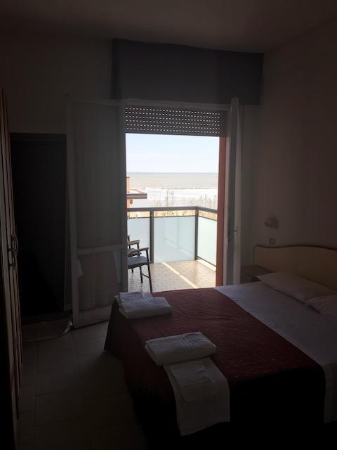 Hotel Darsena Чезенатико Экстерьер фото