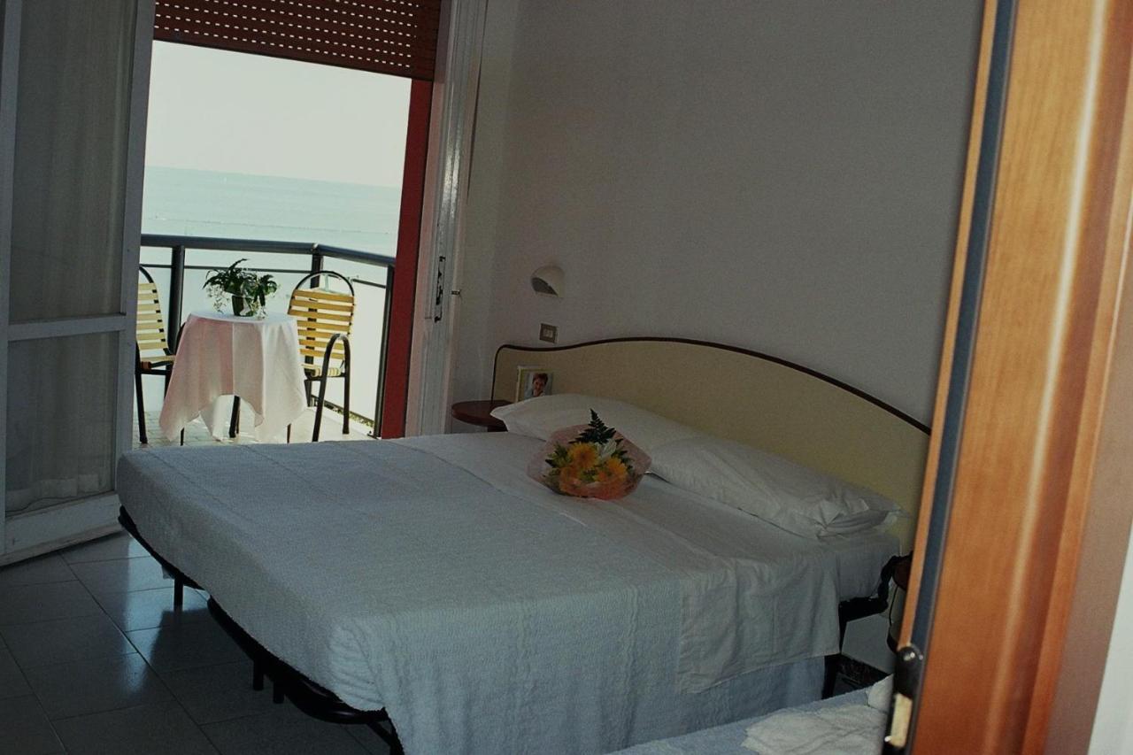 Hotel Darsena Чезенатико Экстерьер фото