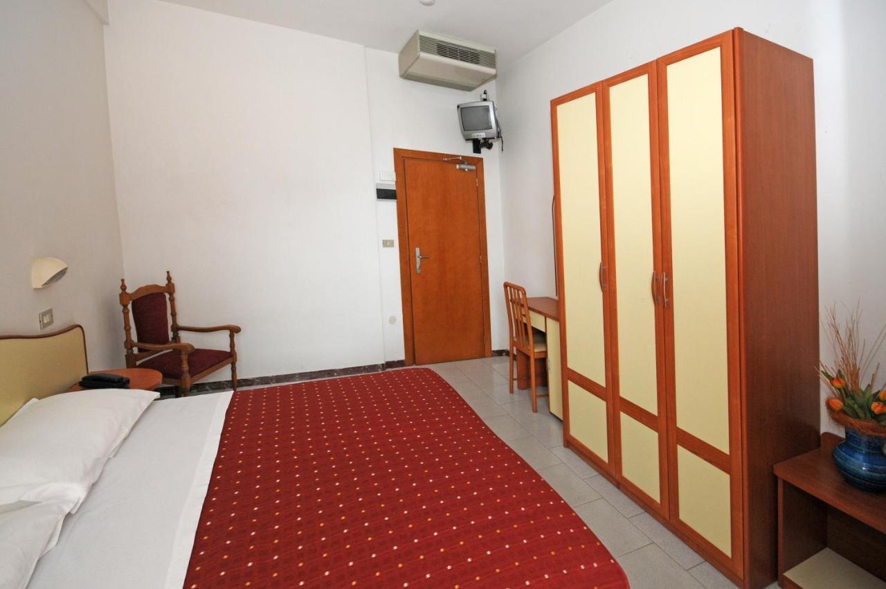Hotel Darsena Чезенатико Экстерьер фото