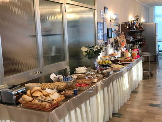 Hotel Darsena Чезенатико Экстерьер фото