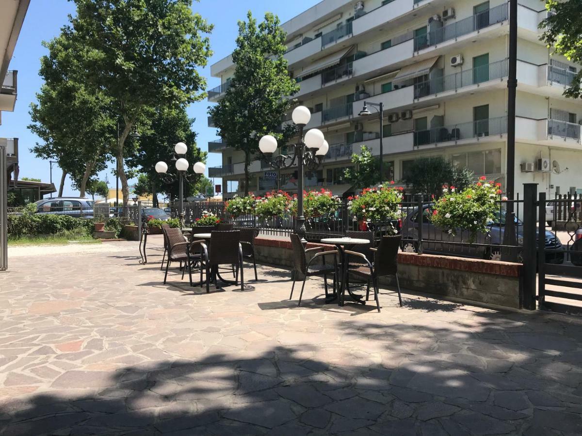 Hotel Darsena Чезенатико Экстерьер фото